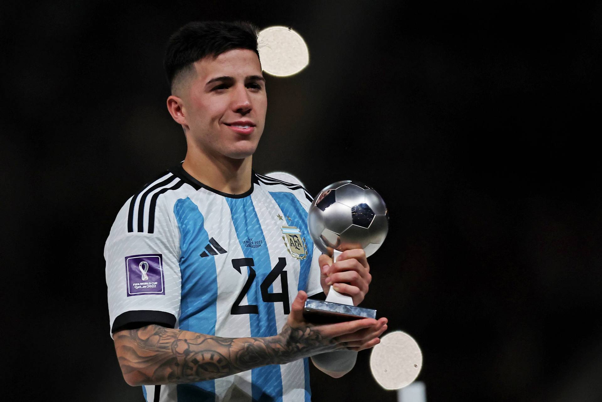 官方认证高级货！FIFA发布恩佐海报世界杯+世俱杯唯一(fifa国足助威勋章怎么得)