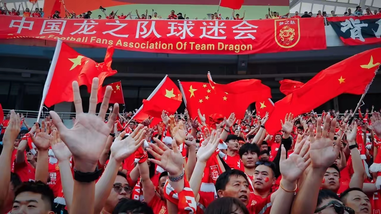 亚洲足球盛宴：日本对决中国，四强赛激情上演！(亚洲杯日本vs中国)