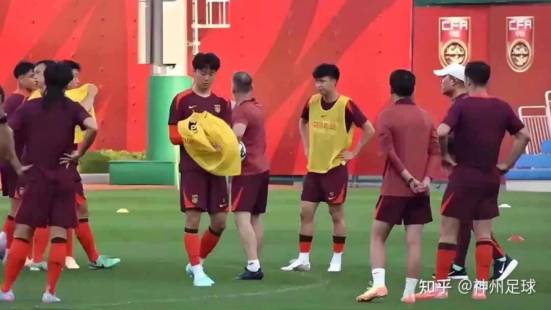 包含尴尬！国足面对日本已27年不胜总战绩为6平11负的词条