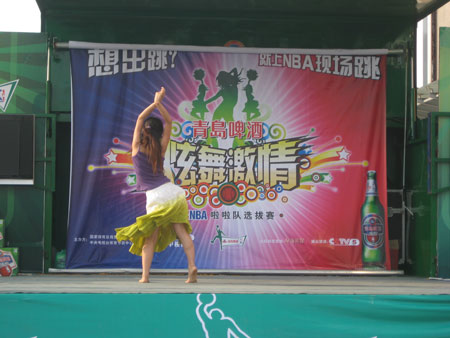 啦啦队激情对决！台湾省季后赛上演主客队PK大战(上场吧啦啦队综艺努努)